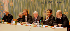 (Von links)  Erzbischof Pier Luigi Celata (Sekretär, Päpstlicher Rat für Interreligiösen Dialog (PCID)), Jean-Louis Pierre Kardinal Tauran (Präsident, PCID), Dr. Olav Fykse Tveit (Generalsekretär, Ökumenischer Rat der Kirchen), Dr. Geoff Tunicliffe (Generalsekretär, Weltweite Evangelische Allianz (WEA)), Monsignor Andrew Vissanu Thanya-Anan (Untersekretär, PCID), Prof. Dr. Thomas Schirrmacher (Vorsitzender, Theologische Kommision und Sprecher für Menschenrechte, WEA)